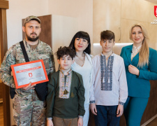 Зірка "Жіночого кварталу" Марта Адамчук привітала родину оборонців Маріуполя із власною квартирою