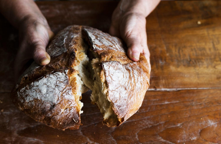 Маріупольці рахують копійки, а супермаркети викидають хліб – що відбувається у місті