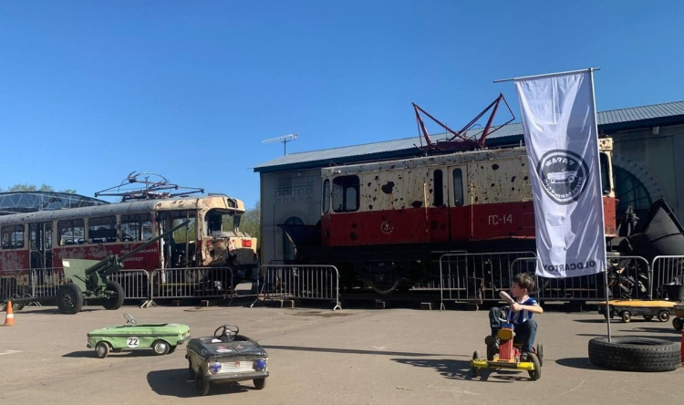 Понівечені  трамваї з Маріуполя – поруч з дитячими розвагами: у москві відкрилася цинічна виставка