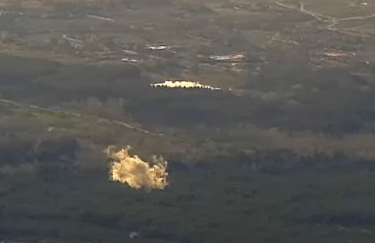 Артилеристи влаштували фейерверк на складі боєприпасів на півночі Донеччини