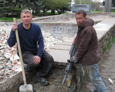 В Мариуполе у выкупленного церковью кинотеатра «Комсомолец» закопают фонтаны (ФОТО)