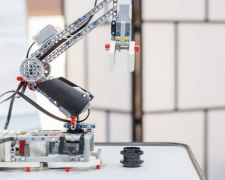 В Мариуполе роботы рисуют, собирают кубик-рубика и добавляют сахар в чай (ФОТО+ВИДЕО)