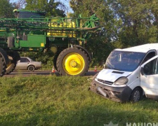 В Донецкой области трактор врезался в микроавтобус. Пострадали пять человек (ФОТО)