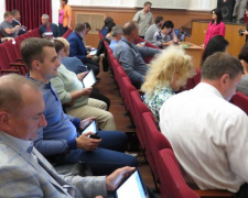 Депутатам Мариуполя раздали планшеты: горсовет внедряет электронное голосование (ФОТО)