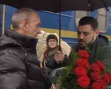 В Мариуполе встретили бывшего пленника боевиков (ФОТО)