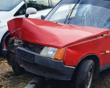 В Мариуполе «Таврия» врезалась в столб. Управлявшая автомобилем девушка попала в больницу