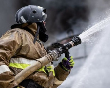 В Мариуполе десять спасателей тушили пожар на территории отеля