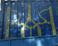 Жители Мариуполя демонтировали киоск с гербом Украины (ФОТОФАКТ)