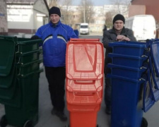 Мариупольские ОСМД получили баки для раздельного сбора мусора (ФОТО)