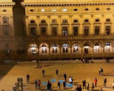 Перед театром в Праге зажгли надпись «Дети» в поддержку Мариуполя