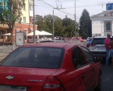 В Мариуполе возле пешеходного перехода столкнулись легковушки