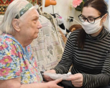 Соцработники в Украине получат 100% надбавку к зарплате за угрозу коронавируса