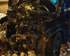 В Мариуполе один водитель врезался в столб, другой – в дерево и чужой автомобиль