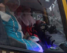 В Мариуполе за руль маршрутки сел Дед Мороз с внучкой (ФОТОФАКТ)