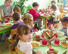 В Мариуполе предприниматель под видом журналиста проверял питание в детских садах