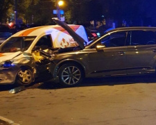 Почтовая машина попала в аварию возле университета в центре Мариуполя