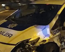 В Мариуполе полицейский автомобиль попал в аварию: патрульных забрала скорая (ФОТО+ВИДЕО)