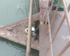 Мариуполец во время рыбалки упал с моста в реку