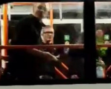 В салоне троллейбуса  в центре Мариуполя устроили застолье. Был ли пьян водитель?