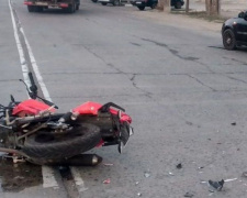 В Мариуполе легковушка сбила мотоциклиста