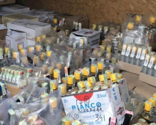 Под Мариуполем остановили три фургона с контрафактными сигаретами и алкоголем