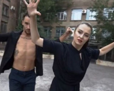 Высказывайся на  языке танца: в Мариуполе сняли клип на фоне Азовского моря и старых городских улиц