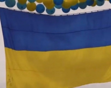 Над неподконтрольной территорией Донетчины поднят большой флаг Украины (ВИДЕО)