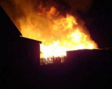 В Мариуполе двухэтажный дом объяло пламя