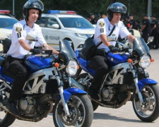 Полиция Мариуполя пересела на лошадей и мотоциклы (ФОТО)