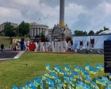 В память о погибших защитниках Мариуполя в Киеве установили 55 флажков