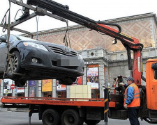 В Мариуполе неправильно припаркованные автомобили будут эвакуировать на штрафстоянки