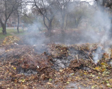 Мариупольцы сжигают листья в центре города, «играя в прятки» (ФОТО+ВИДЕО)