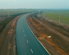 Между Мариуполем и Урзуфом строят участок дороги. Когда завершат?
