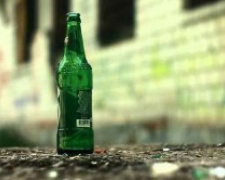 В Мариуполе неизвестные кидали бутылки во двор полиции (ФОТО)