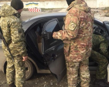На КПВВ под Мариуполем задержан водитель с шокирующим предметом (ФОТО)