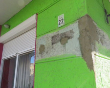 Вандалы в центре Мариуполя разбили мемориальную доску (ФОТО)
