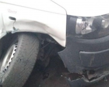 В Мариуполе столкнулись два автомобиля: пострадавших забрали в больницу (ФОТО)