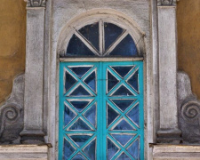 Окна Мариуполя – зеркало души города (ФОТОПОДБОРКА)