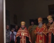 В Украину доставили Благодатный огонь: в Запорожье молились о Мариуполе