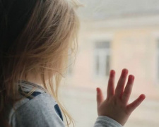 В Мариуполе трехлетняя девочка чуть не выпала из окна, пока звала маму