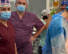 Для проведения сложнейшей операции в мариупольской больнице прибыли киевские хирурги
