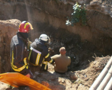 Мариуполец упал в траншею на месте замены водовода в центре города (ФОТО)