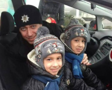 Мариупольские патрульные в Рождество разрешили детям поиграть в полицейском автомобиле (ФОТО)