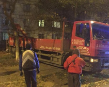 Жители Мариуполя и Александр Лашин ночью сражались с незаконной установкой ларька (ФОТОФАКТ)