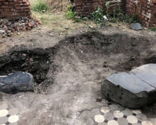 В величественной усыпальнице мариупольского Некрополя нашли старинную плиту