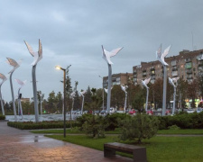 У Маріуполі росіяни можуть демонтувати голубів миру на площі Свободи