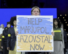 Зал аплодировал стоя: украинский дизайнер на показе в Лондоне призвала спасти Мариуполь