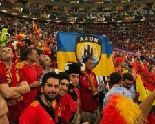 Представители FIFA отобрали флаг полка "Азов" у испанских фанатов во время матча ЧМ-2022