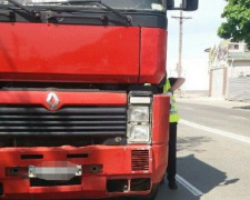 Мариупольцы жалуются на «тянучки» в районе рынков из-за грузовиков (ФОТО)