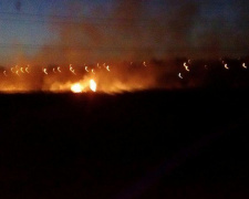 Дым и пламя: в Мариуполе горит территория около Пост-моста (ФОТО+ВИДЕО)